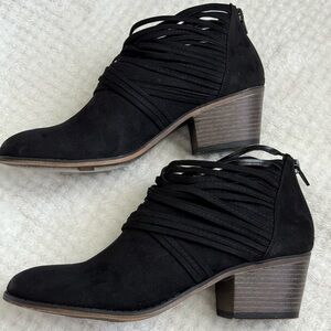 Fergalicious by Fergie black zip up ankle bootie size 9